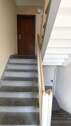 Treppenhaus mit Wohnungseingangstür - 