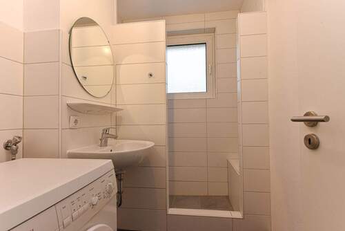 Duschbad mit WM-Anschluss und Fenster - 