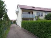 Hausansicht Straßenseite - FÜR SINGLE ODER PAAR! Sonnige, ruhige 2 12 Zimmer - Wohnung im DG mit Süd - Balkon in Weinstadt - Endersbach