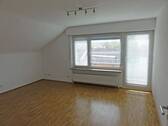 Wohnbereich mit Blick zum Balkon - 2 Zimmer Etagenwohnung zur Miete in Weinstadt