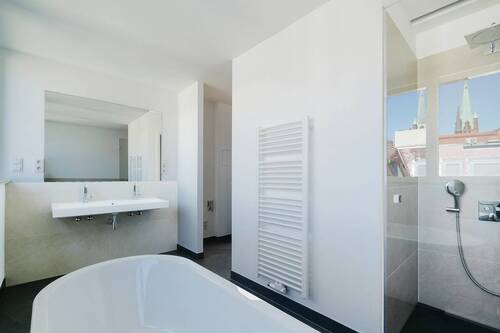 Vollbad mit freistehender Wanne und Regendusche - 