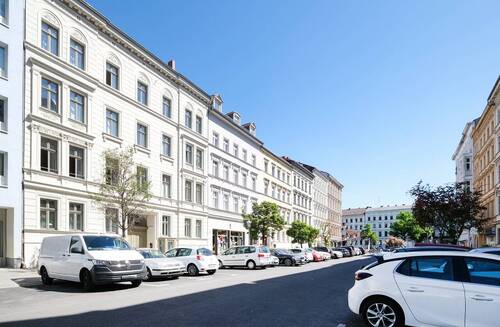 Hausansicht und Blick in die Straße - 3 Zimmer Etagenwohnung in Berlin