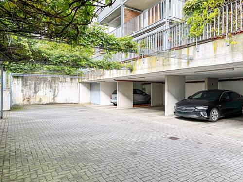 Hof mit Stellplätzen - 