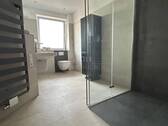 Modernes Duschbad mit großer Dusche... - 