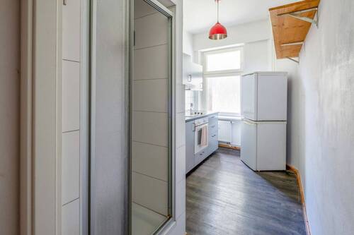 Küche mit Küchenzeile und Dusche - Etagenwohnung mit 82,00 m² in Berlin zum Kaufen