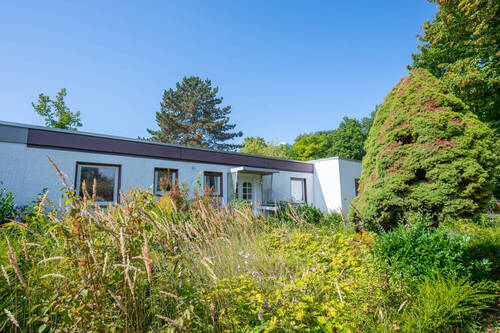 Hausansicht - 114 m²-Bungalow der Sie zum bequemen Wohnen an einem ruhigen Platz einlädt