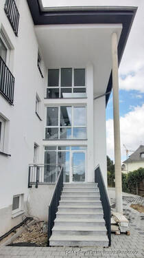 Hauseingang 2 - 5 Zimmer Etagenwohnung in Obertshausen