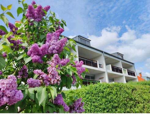 Hausansicht - Schöne 2 Zimmer Whg. mit Weitblick in Queis, Balkon unt TG-Stellplatz!