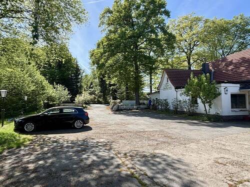 Parkplätze - Mehrfamilienhaus, Wohnhaus mit 180,40 m&sup2; in Wedemark zum Kaufen