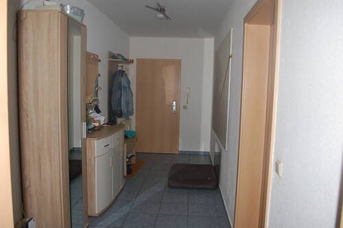 ETW/Buchenweg: Flur-Blick zur Wohnungseingangstür - Terrassenwohnung mit 89,00 m² in Kissenbrück zum Kaufen
