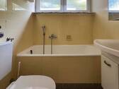Bad mit Wanne im OG - 