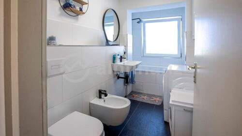 Bad mit Badewanne - 3 Zimmer Etagenwohnung zum Kaufen in Pfullingen