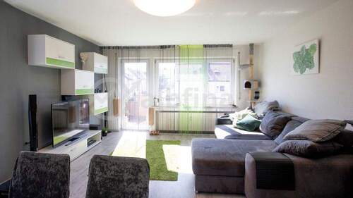 Wohnzimmer mit Balkonzugang - 3 Zimmer Etagenwohnung in Pfullingen