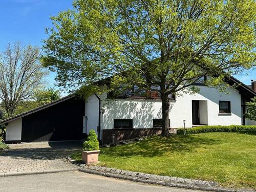 Ansicht mit Garagen - 'Traumhaftes Einfamilienhaus mit Einliegerwohnung - Exklusive Ausstattung auf großzügigem Grundstück'