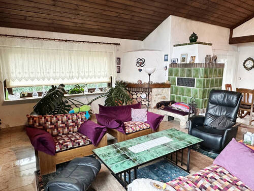 Wohnzimmer mit Kachelofen und Kamin - 