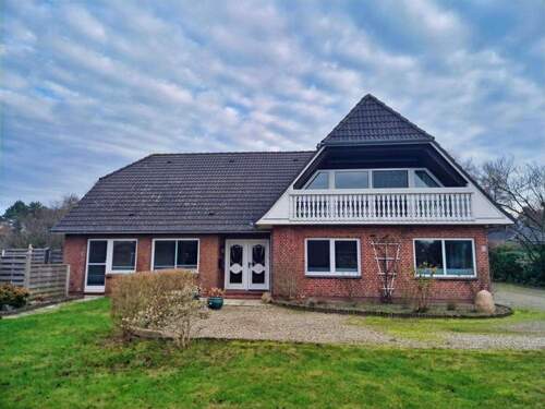 Vorderansicht der Immobilie - Großzügiges Einfamilienhaus mit separater Einliegerwohnung und reizvollem Ausblick in Richtung Meer