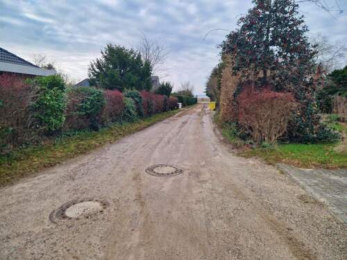 Zufahrt zum Haus - 7 Zimmer Einfamilienhaus in Husum