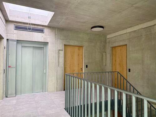 Modernes Treppenhaus mit Aufzug - 