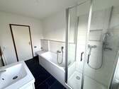 Tageslichtbad mit Wanne und Dusche - 