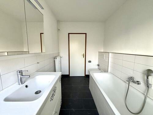 Tageslichtbad mit Wanne und Dusche - 