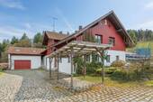 Haus mit Doppelgarage und Carport - 