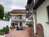 Hausansicht mit Balkonen - 