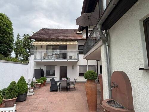 Hausansicht mit Balkonen - 