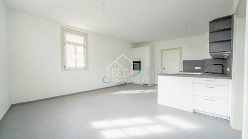 Wohnzimmer und Küche - Saniertes Altbauambiente trifft moderne Ausstattung - 3 Zimmer im 2. OG