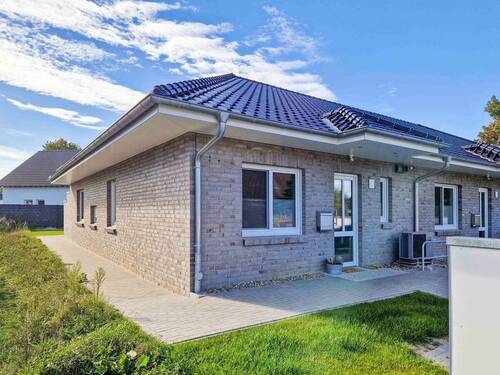 Außenansicht - Noch eine Einheit verfügbar! Erstbezug KfW40 Bungalow-Endreihenhaus 115m² mit 4 Zimmer - Carport