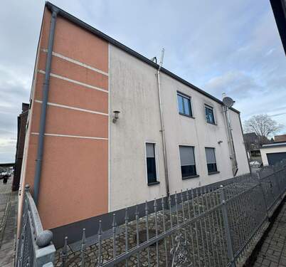 Front 3.jpg - 7 Zimmer Einfamilienhaus zum Kaufen in Oberhausen