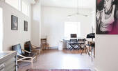 Meeting und Studio Space - Büroraum und Desks in hellem und modernen DESIGNSTUDIO - All-in-Miete