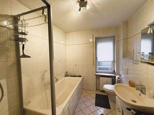 Bad.jpg - Etagenwohnung mit 81,20 m&sup2; in Ingolstadt zum Kaufen