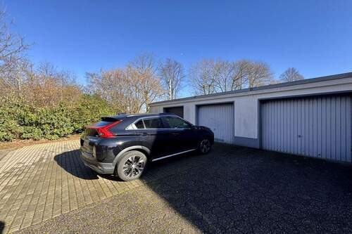 Garage m. Stellplatz - 