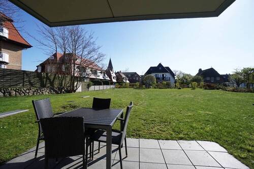 Terrasse mit Blick in den Garten - Lichtdurchflutete, traumhafte Gartenwohnung in hervorragender Strand- und Stadt-Lage von Westerland