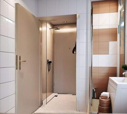 Bad mit Blick zur Tür und Dusche Homestagig - 