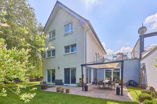 Gartenansicht - Neuwertiges und familienfreundliches EFH mit schönem Garten!
