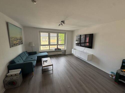 Wohnzimmer - Geräumige 3,5 Zimmer Wohnung direkt im Zentrum mit PKW Stellplatz