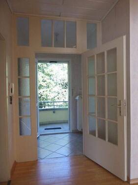 Großzügiger Eingangsbereich mit Windfang - 