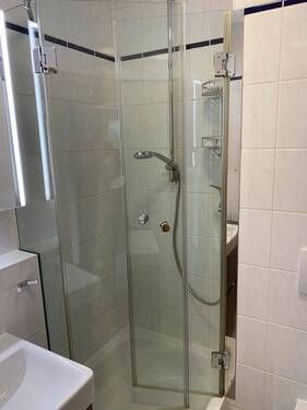 Gäste-WC mit Dusche - 