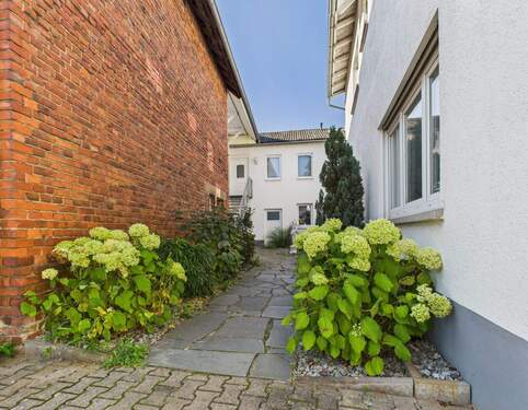 Ansicht Hof - Mehrfamilienhaus in Lahnau - 650.000,00&nbsp;EUR Kaufpreis,