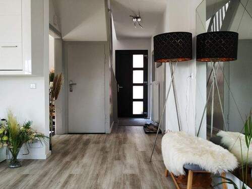 Blick vom Wohnzimmer zur Eingangstüre - 