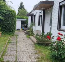 Charmanter DHH-Bungalow in begehrter Wohnlage von Ahrensburg, 4 Zimmer, ca. 84 m² Wohnfläche, ca. 360 m² Grundstück, Vollkeller, Carport