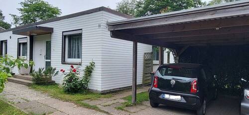 Hauseingang mit Carport - 4 Zimmer Bungalow zum Kaufen in Ahrensburg