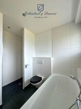 Bad mit Wanne und Dusche - 
