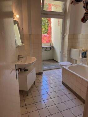 Badezimmer mit kleinem Balkon - 1 Zimmer Etagenwohnung zur Miete in Kiel
