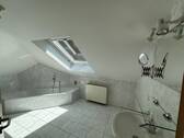 Badezimmer mit Wanne + Dusche - 