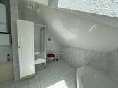Badezimmer mit Wanne + Dusche - 