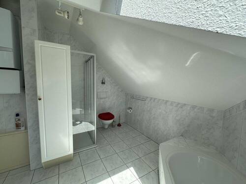 Badezimmer mit Wanne + Dusche - 