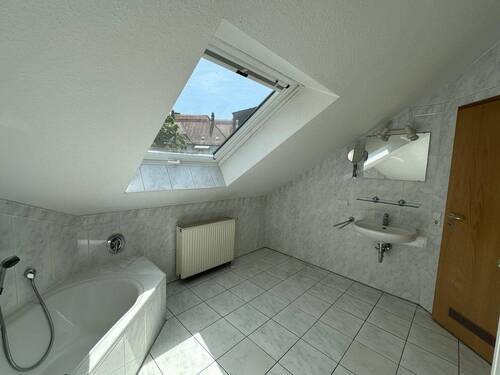 Badezimmer mit Wanne + Dusche - 