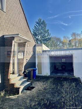 Garage mit Stellplatz davor - 